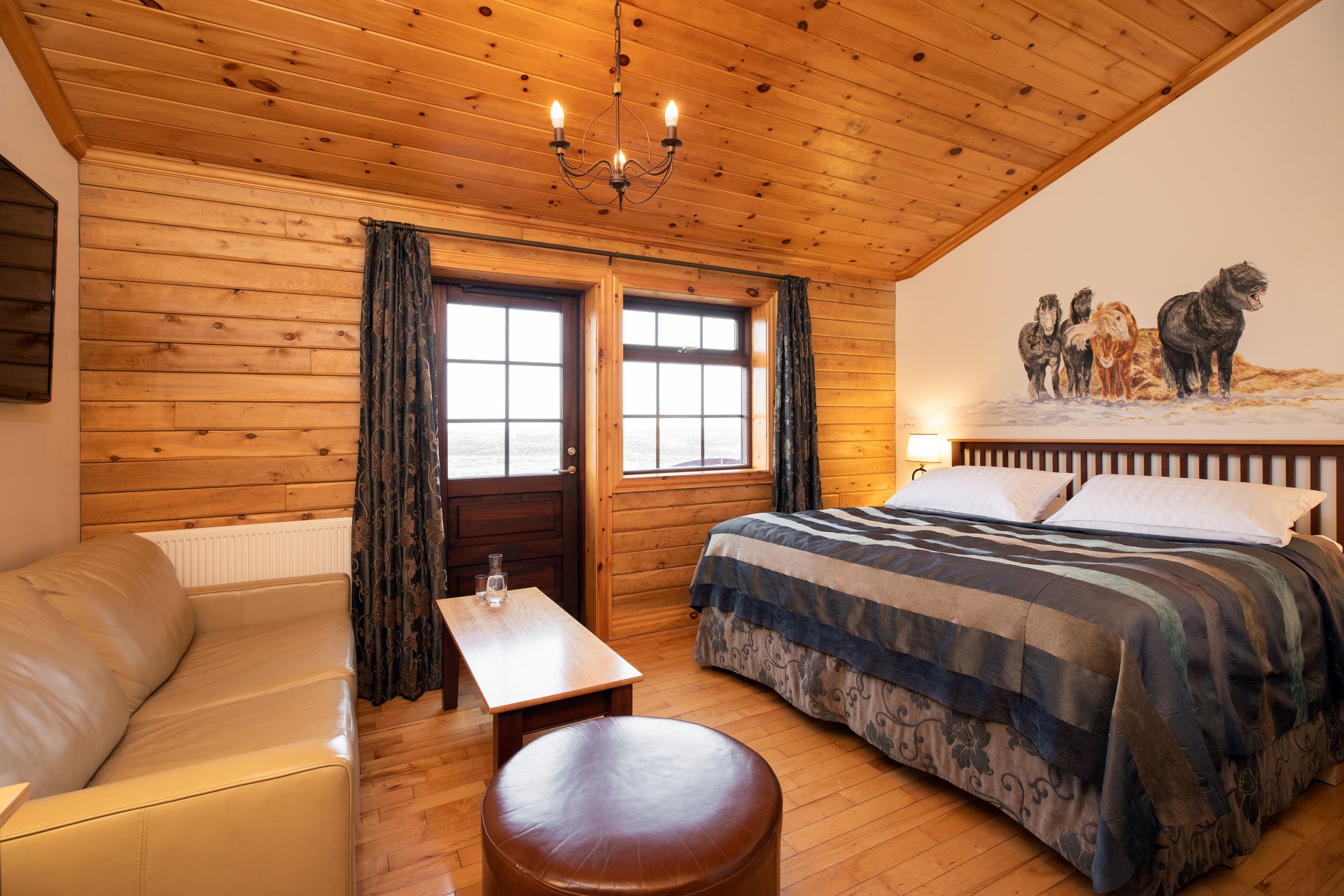 Hotel Rangá luxury room with continent-themed décor