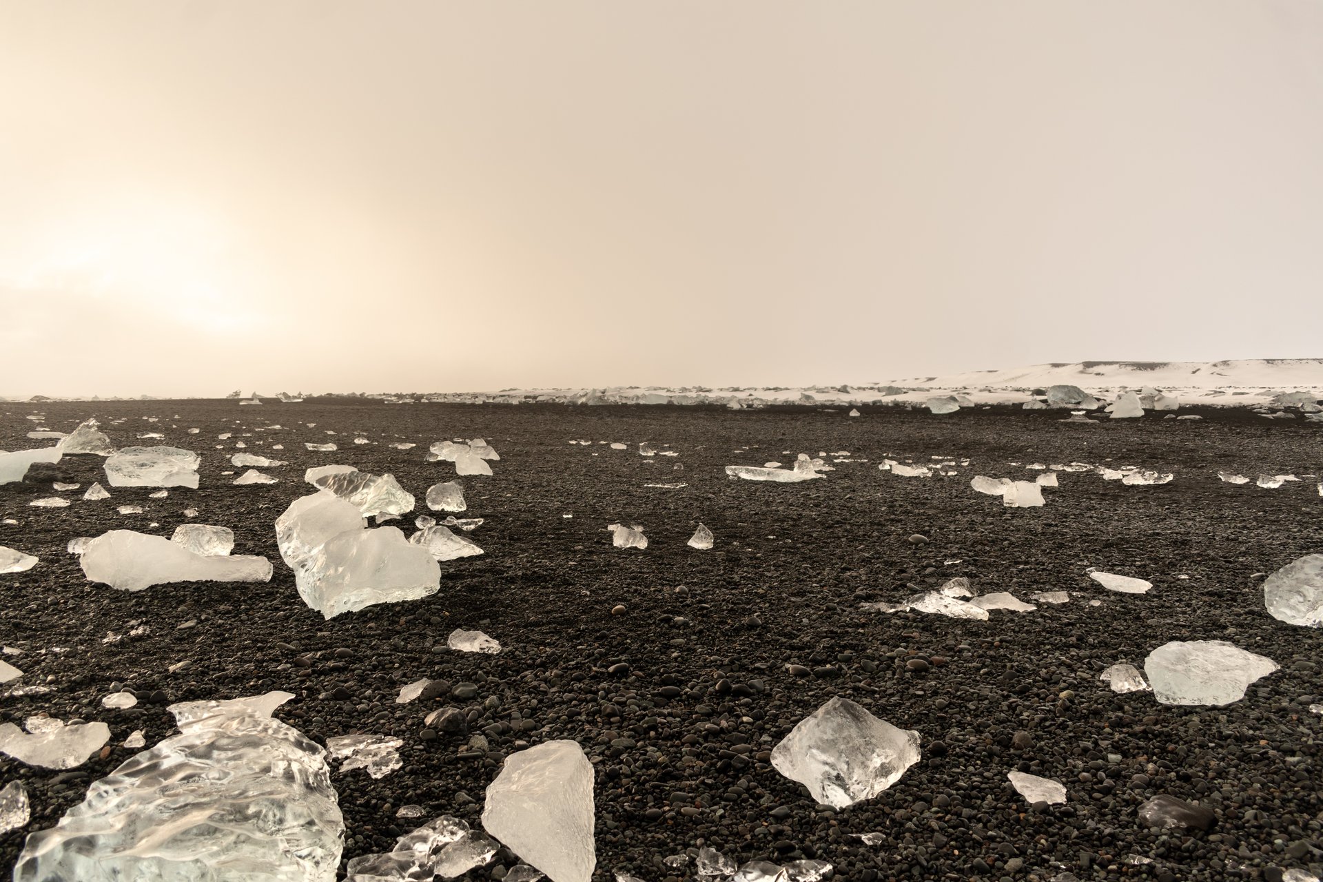 Jökulsárlón glacier lagoon icebergs Diamond Beach