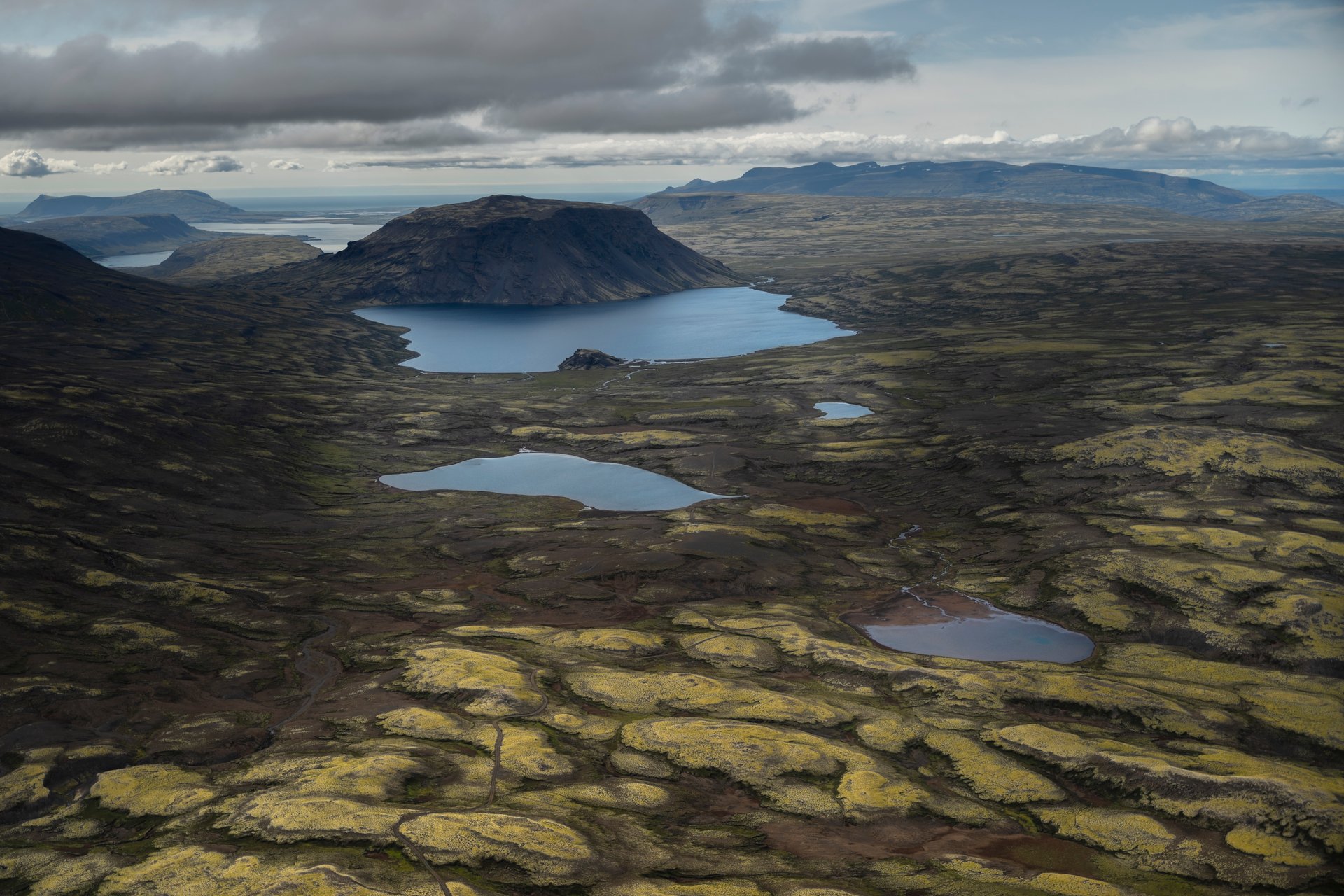 Nuages spectaculaires et montagnes perspective aérienne Islande