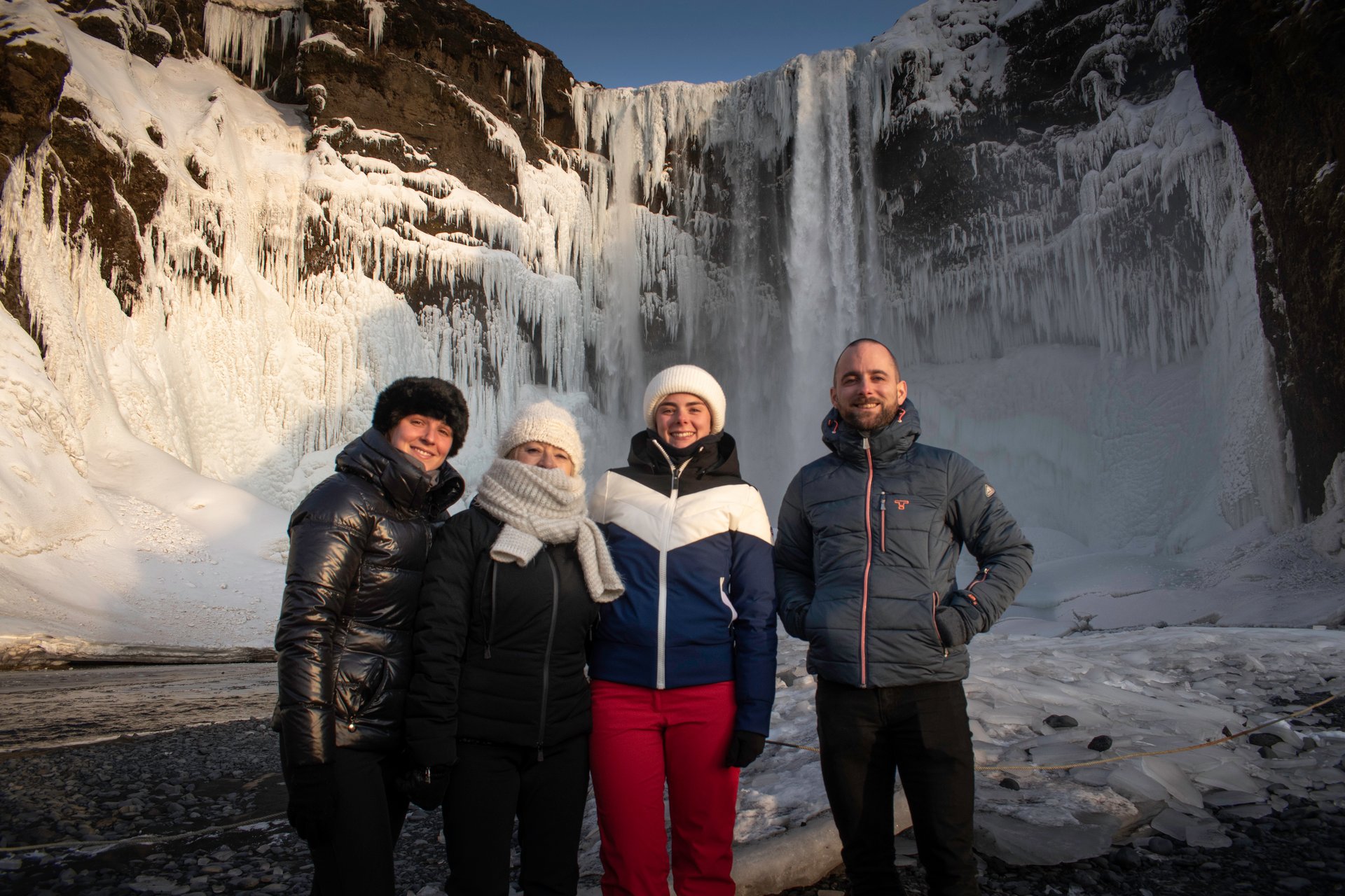 Guide et clients partageant un moment lors d'un circuit privé en Islande