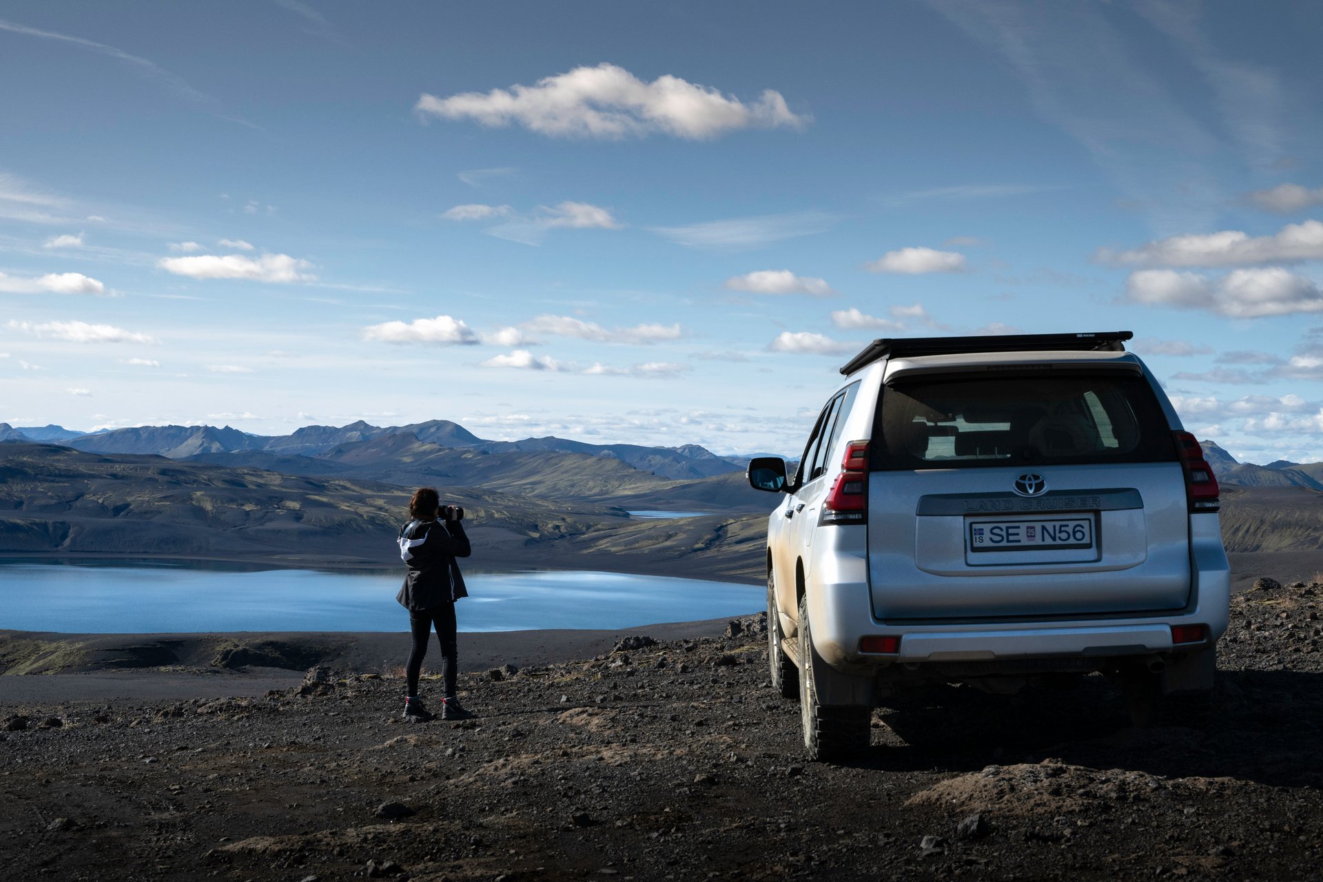Guide privé avec des voyageurs dans les hautes terres d'Islande