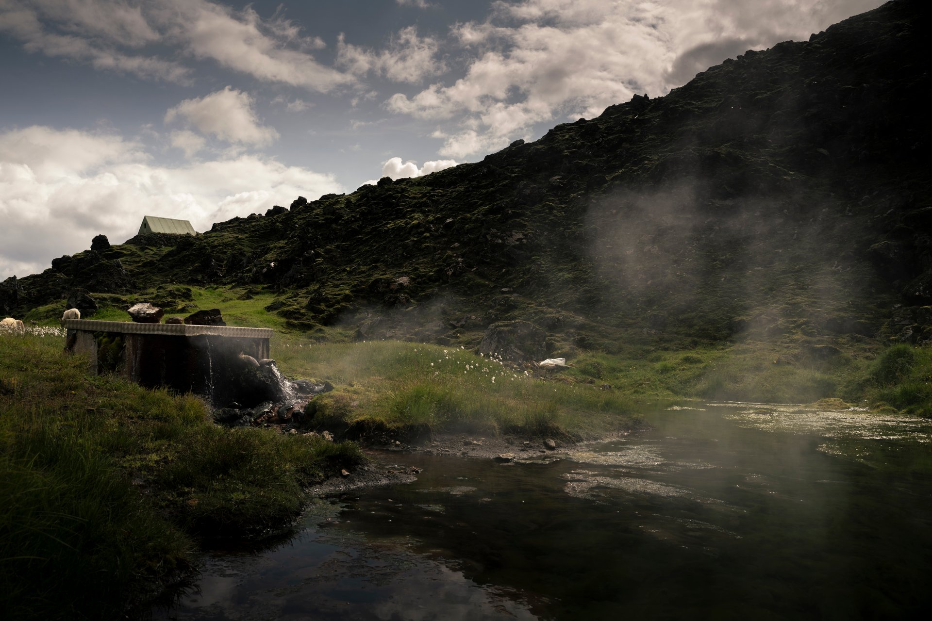 Bain dans la source chaude naturelle de Landmannalaugar
