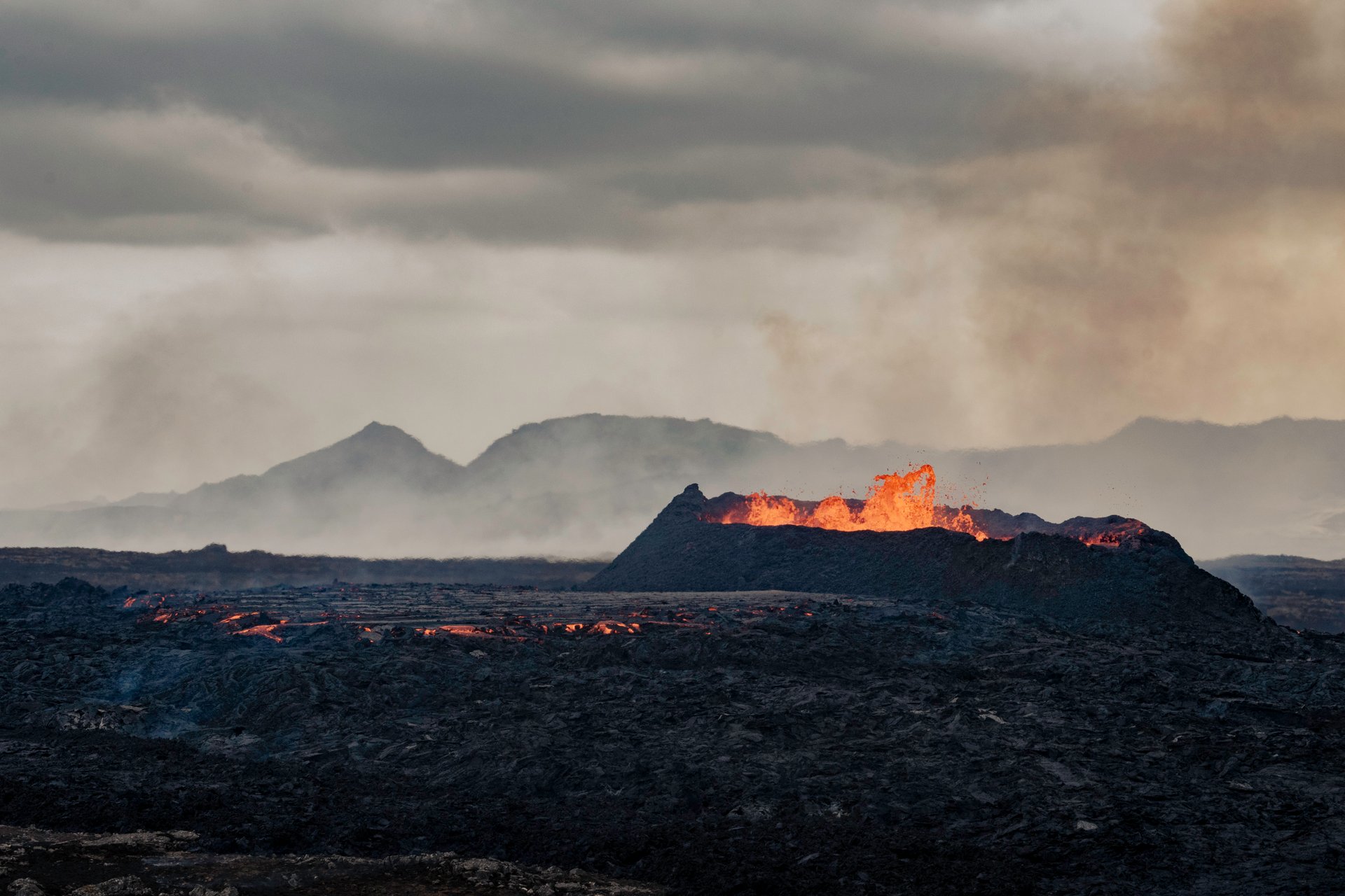 2023 Litli-Hrútur eruption with lava fountain