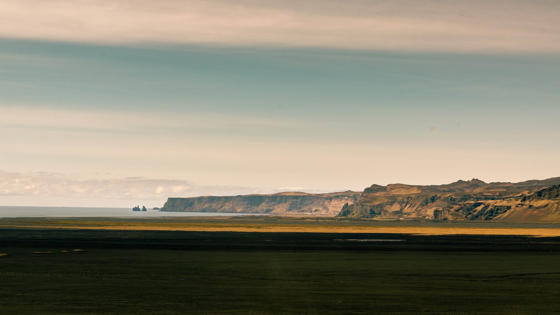 Paysage islandais sous la lumière dorée du soleil de minuit