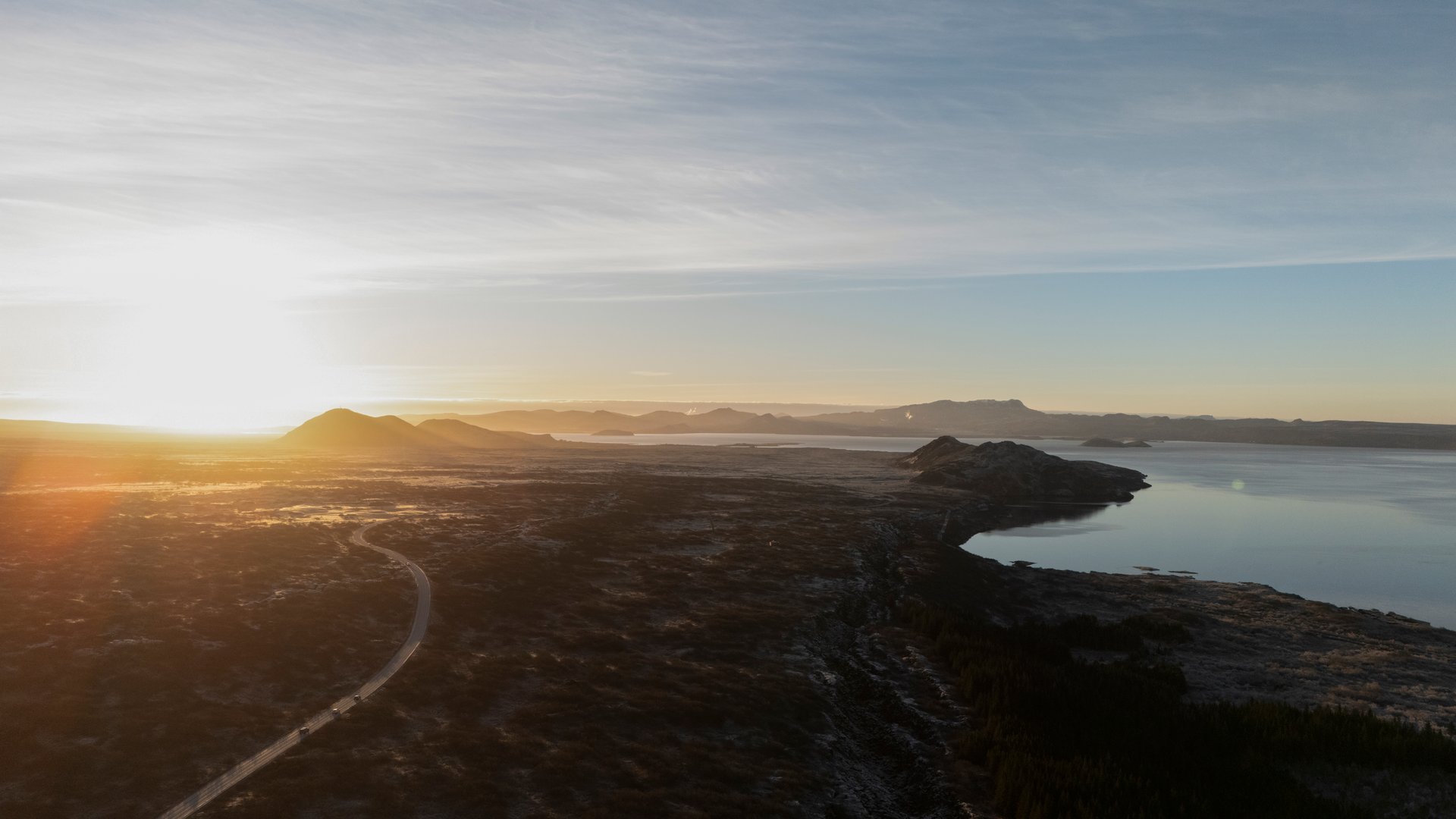 Parc National de Þingvellir baigné dans la lumière rasante d'été