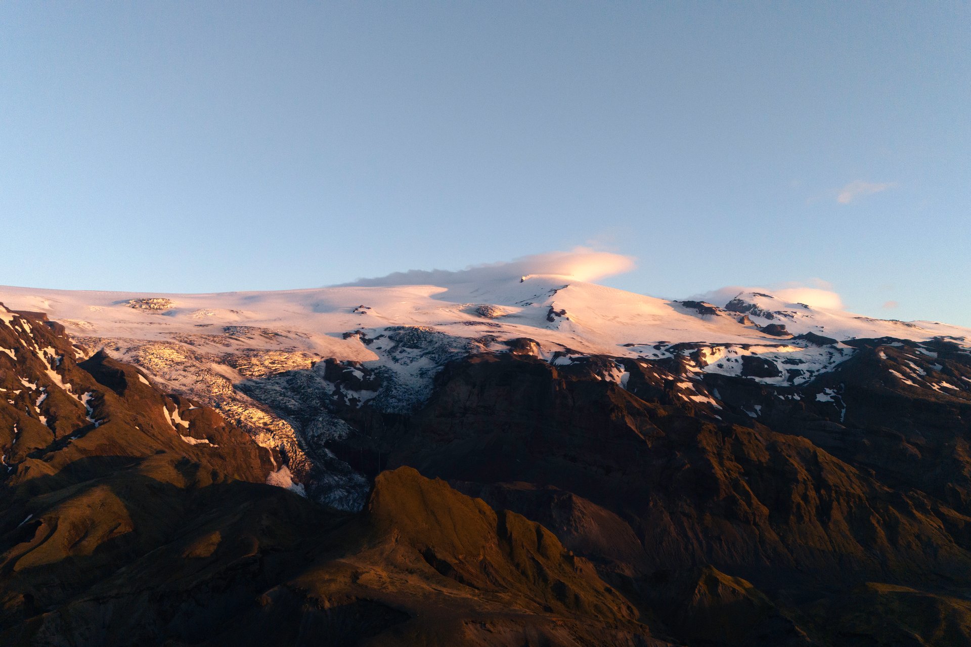 Sentier dans la vallée de Þórsmörk sans foule sous la lumière sans fin