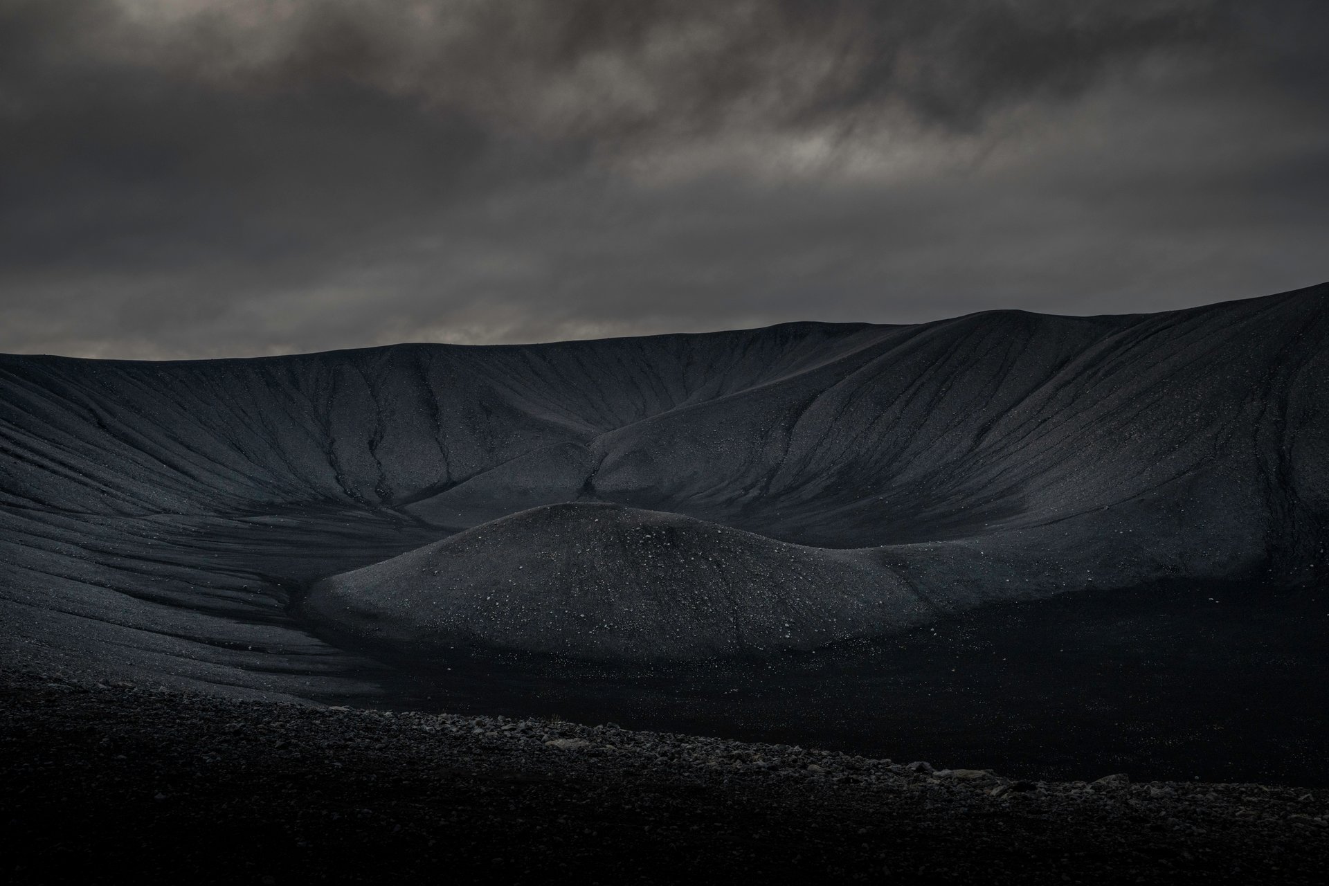 Paysage du nord de l'Islande avec montagnes enneigées, fjords et terrain volcanique