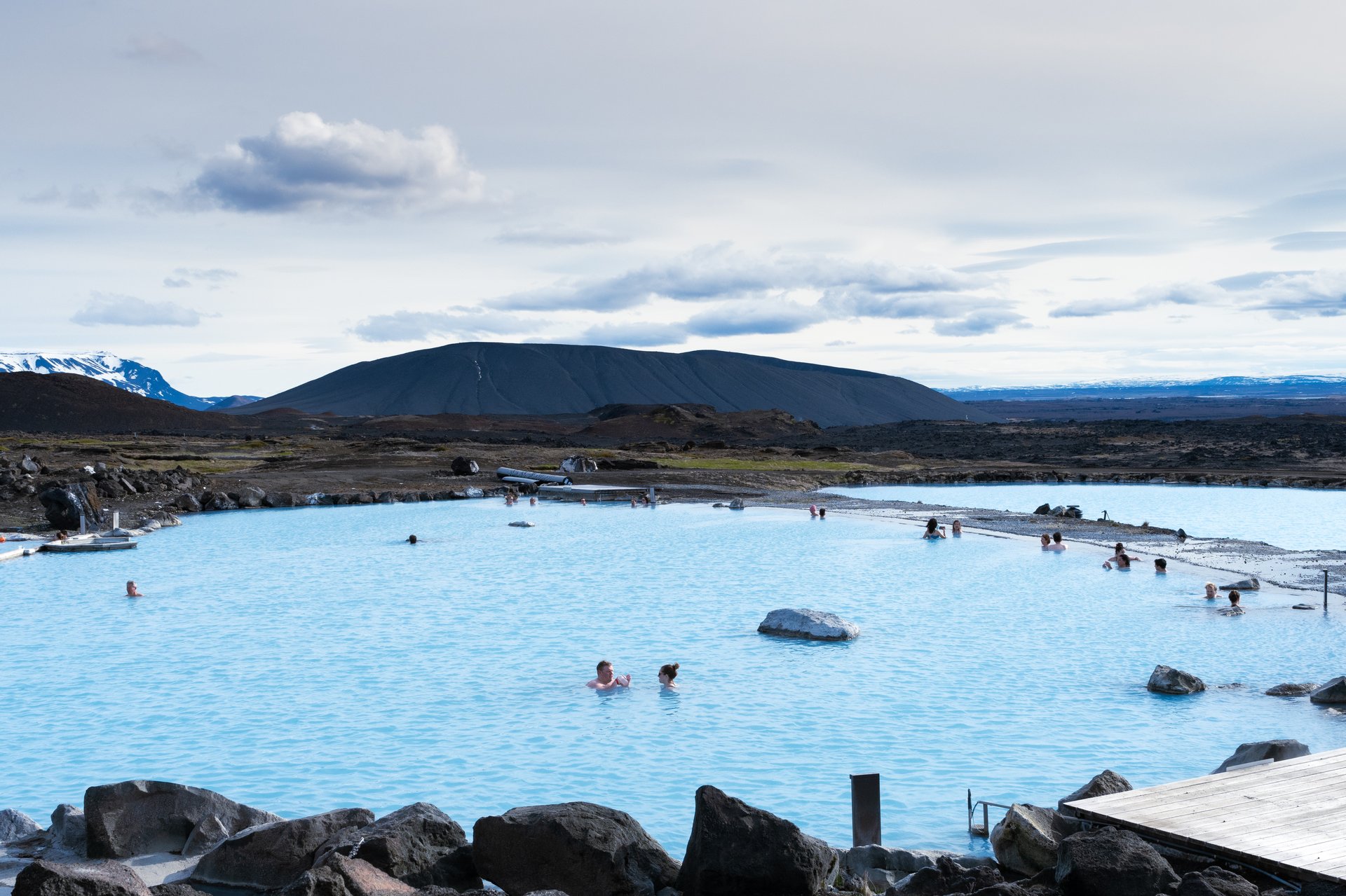 Piscine géothermique des bains naturels de Mývatn avec vue sur le paysage de lave