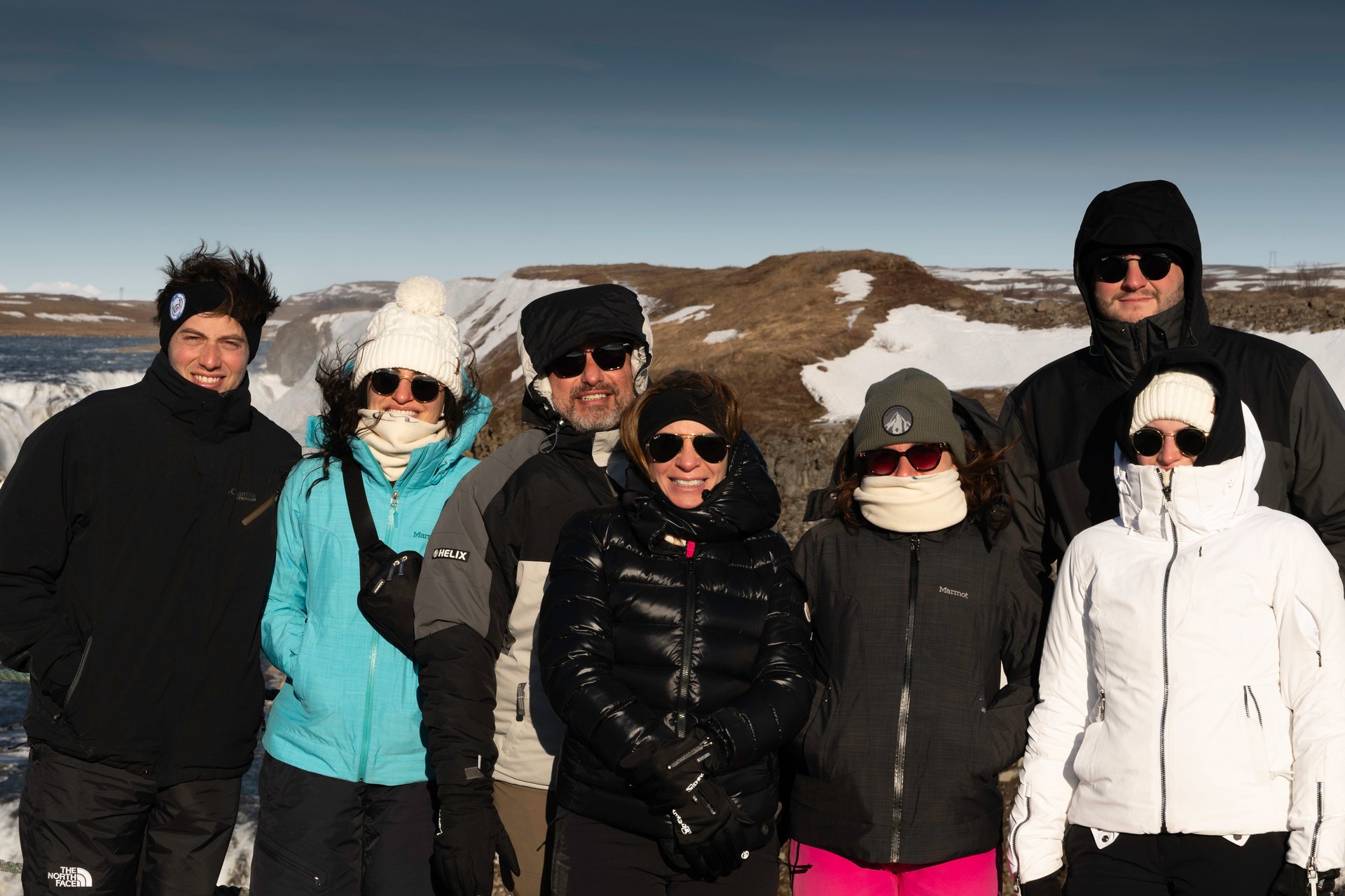 Famille à la cascade de Gullfoss sur le Cercle d'Or