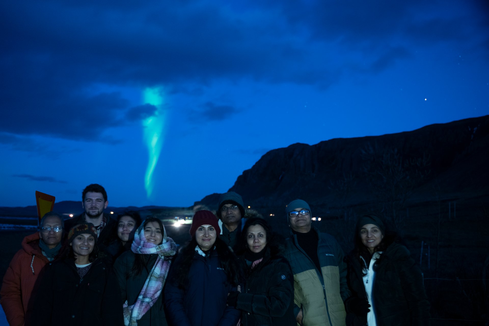 Famille de dix personnes observant les aurores boréales en Islande
