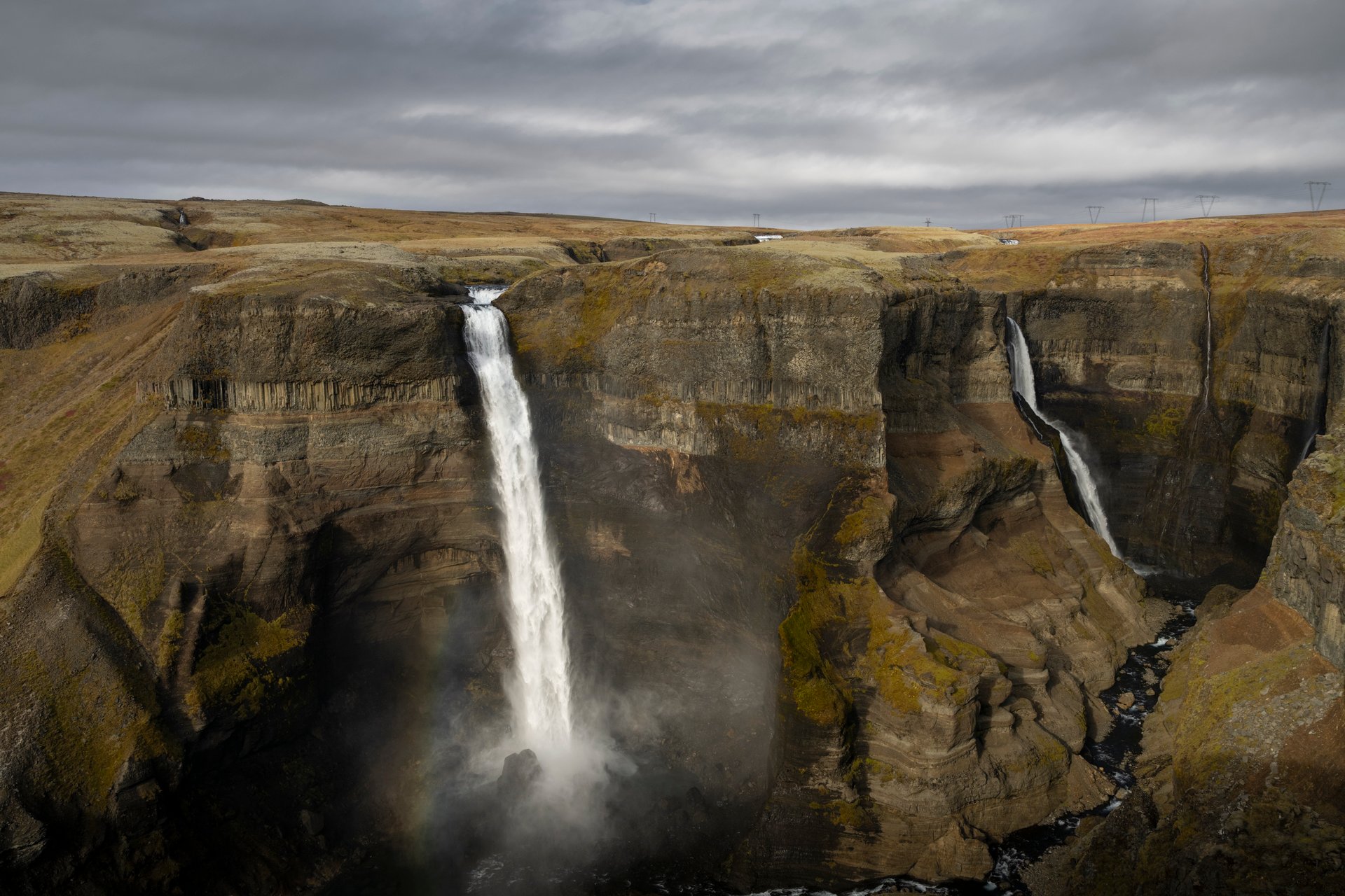 Cascade Háifoss plongeant de 122 mètres dans le canyon volcanique