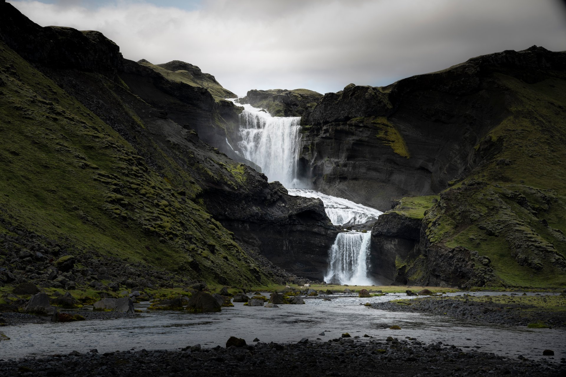 Toyota Land Cruiser traversant les Hautes Terres colorées d'Islande avec montagnes de rhyolite