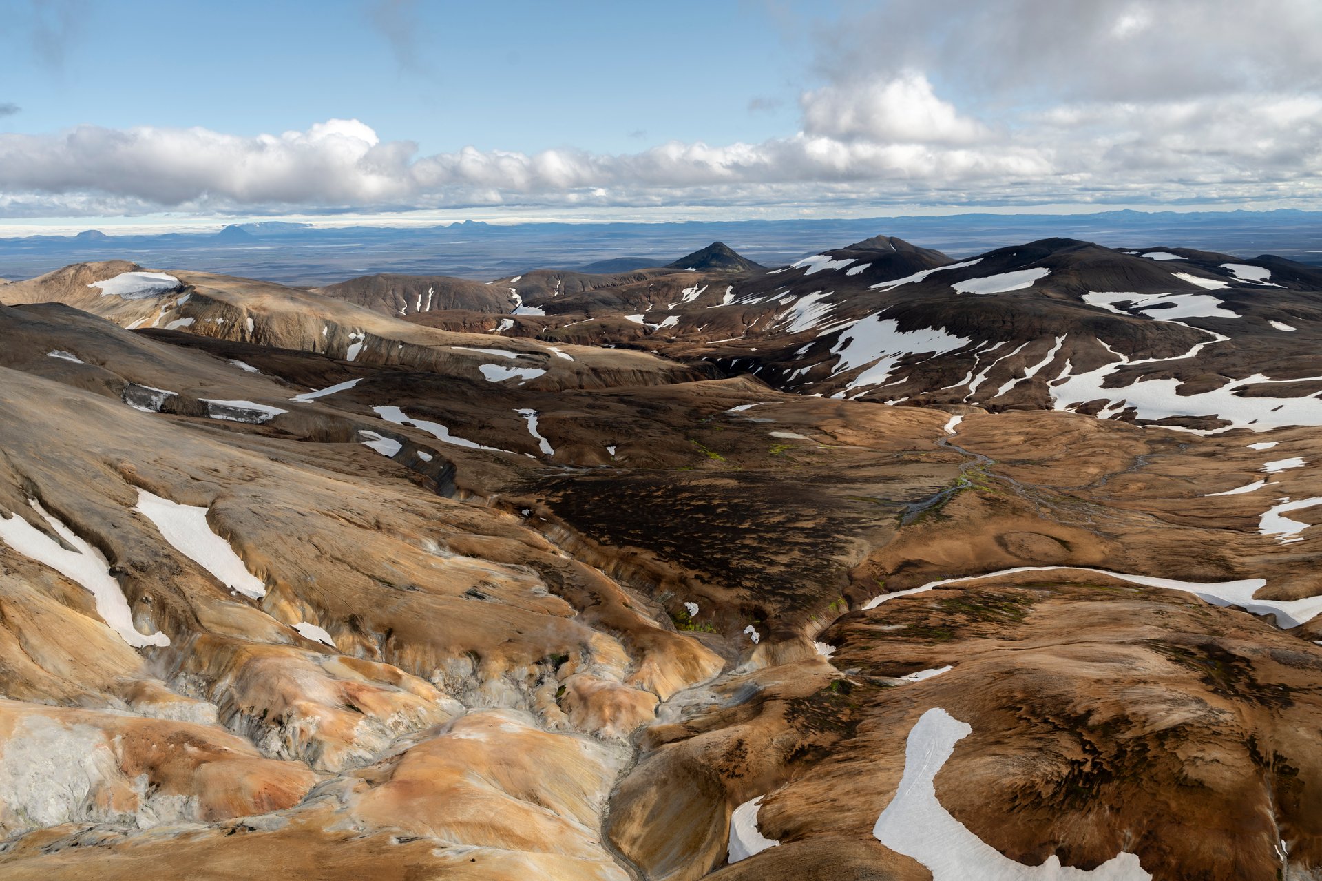 Montagnes de Kerlingarfjöll avec neige et couleurs de rhyolite