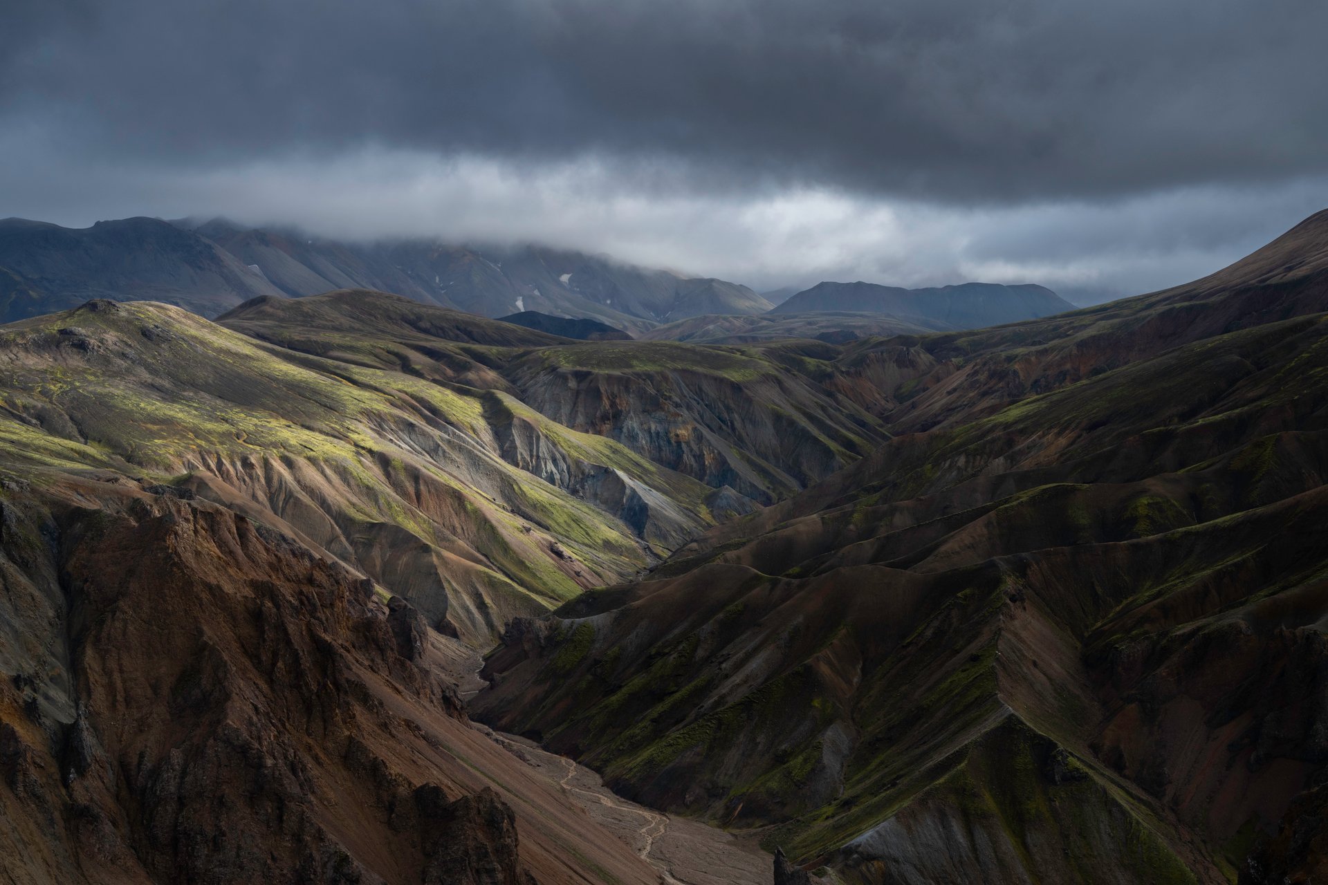 Randonneurs explorant le paysage coloré de Landmannalaugar