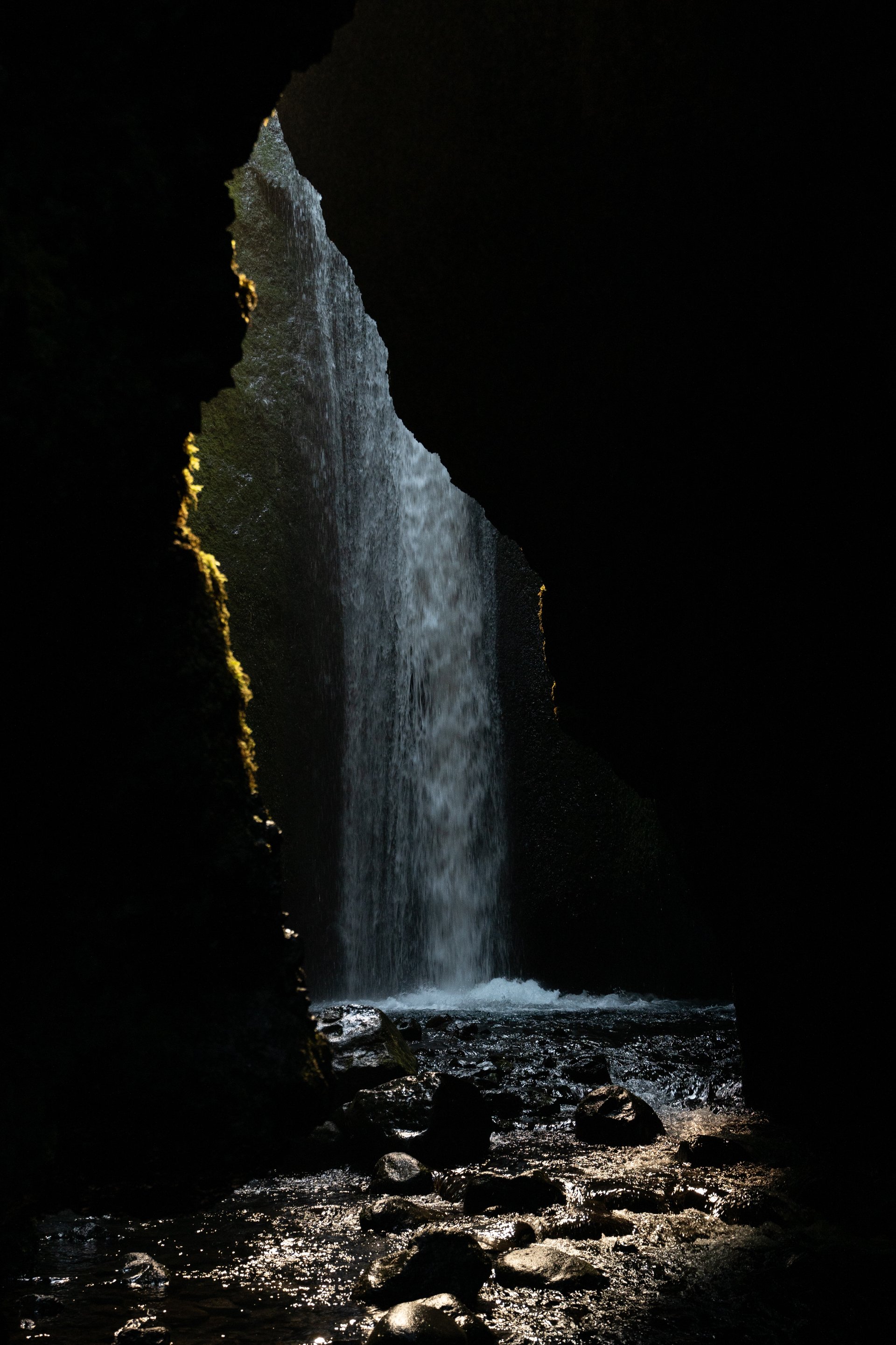 Canyon Nauthúsagíl avec ses parois couvertes de mousse et son ruisseau