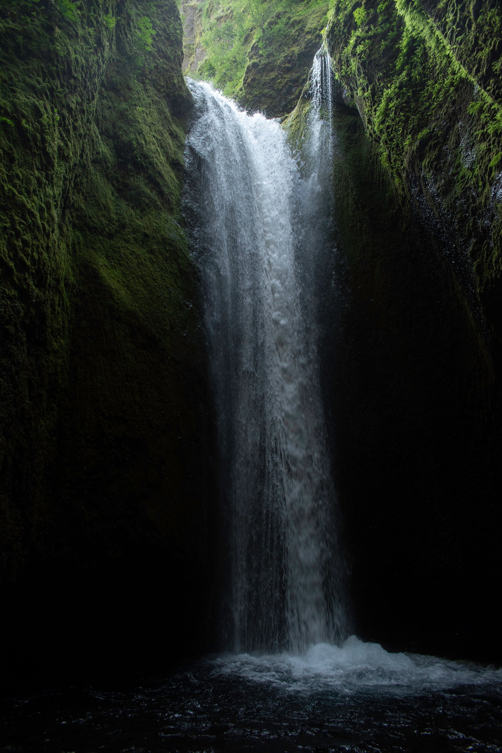 Cascade cachée dans la gorge de Nauthúsagíl