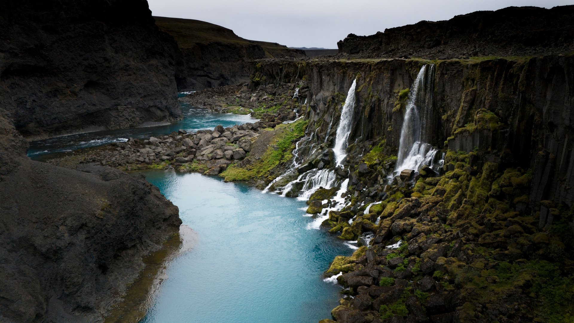 La Vallée des Larmes en Islande avec son eau turquoise