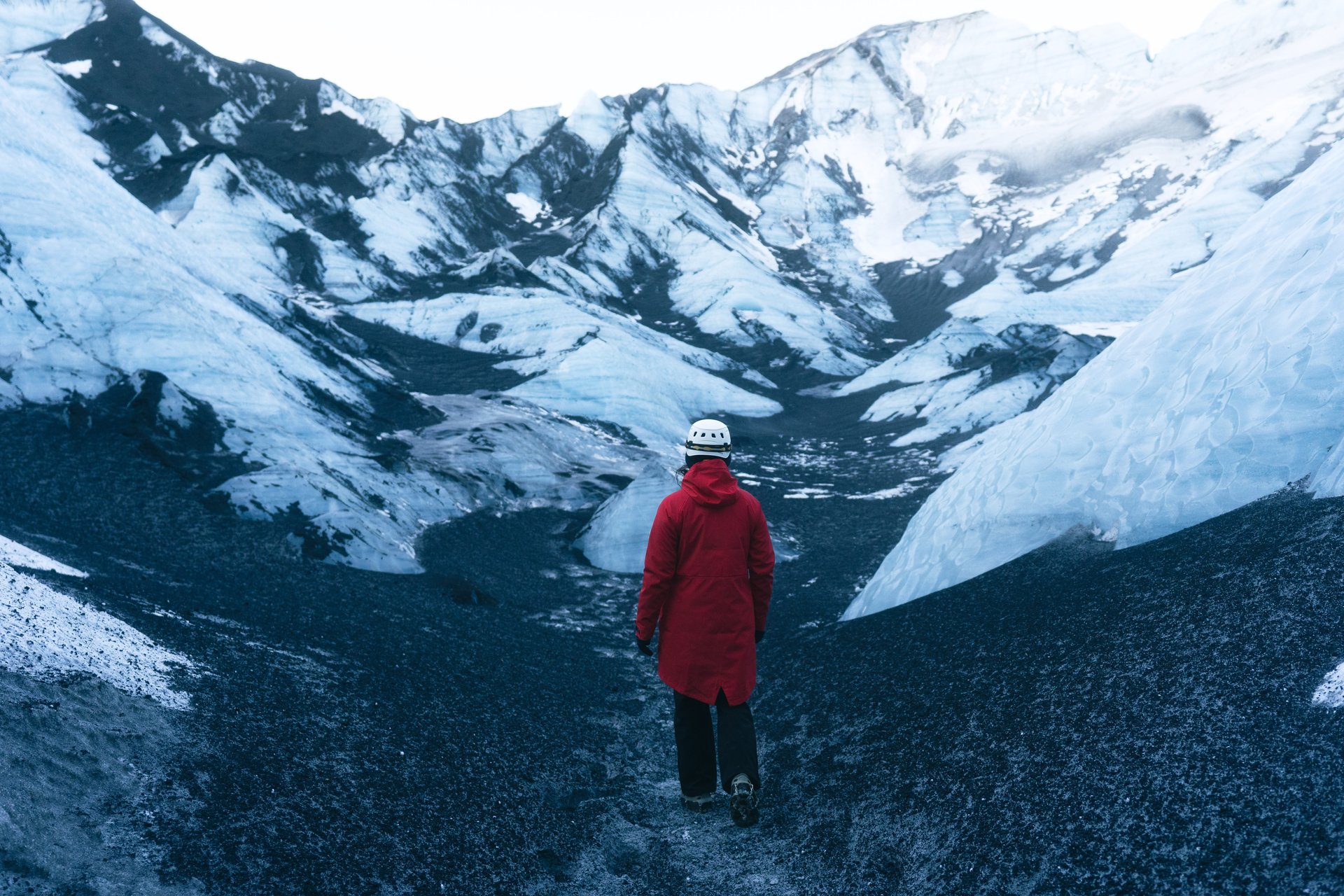 Super jeep approaching Mýrdalsjökull glacier ice cave entrance