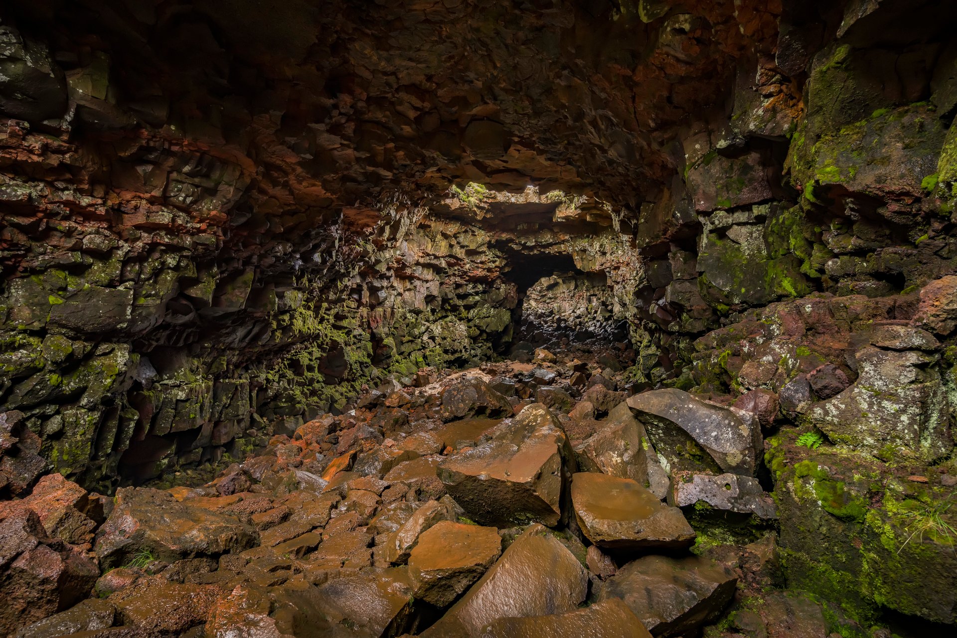 Cascade de lave cachée à l'intérieur du système de grottes Raufarhólshellir