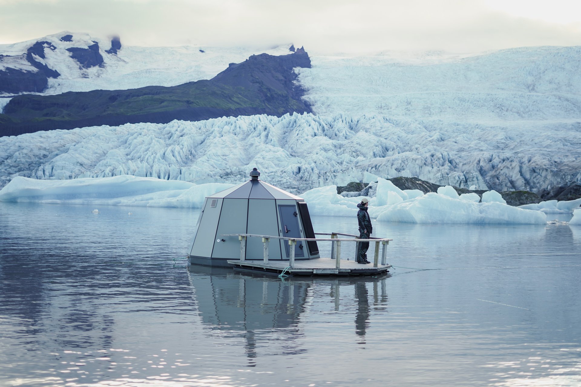 Exclusive Hut overnight stay on Fjallsárlón Glacier Lagoon Iceland