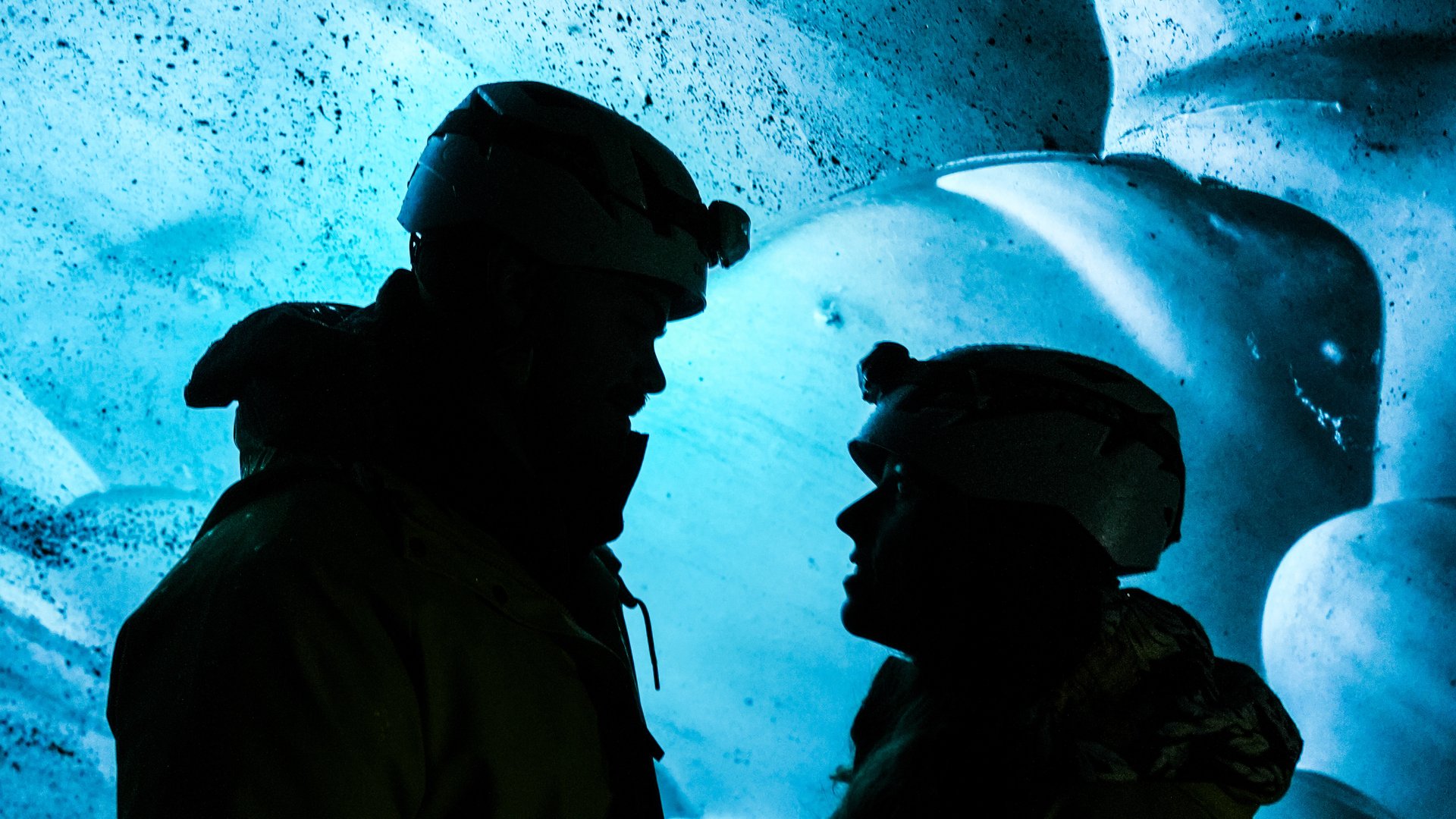 Exclusive early bird ice cave experience with professional photography at Jökulsárlón