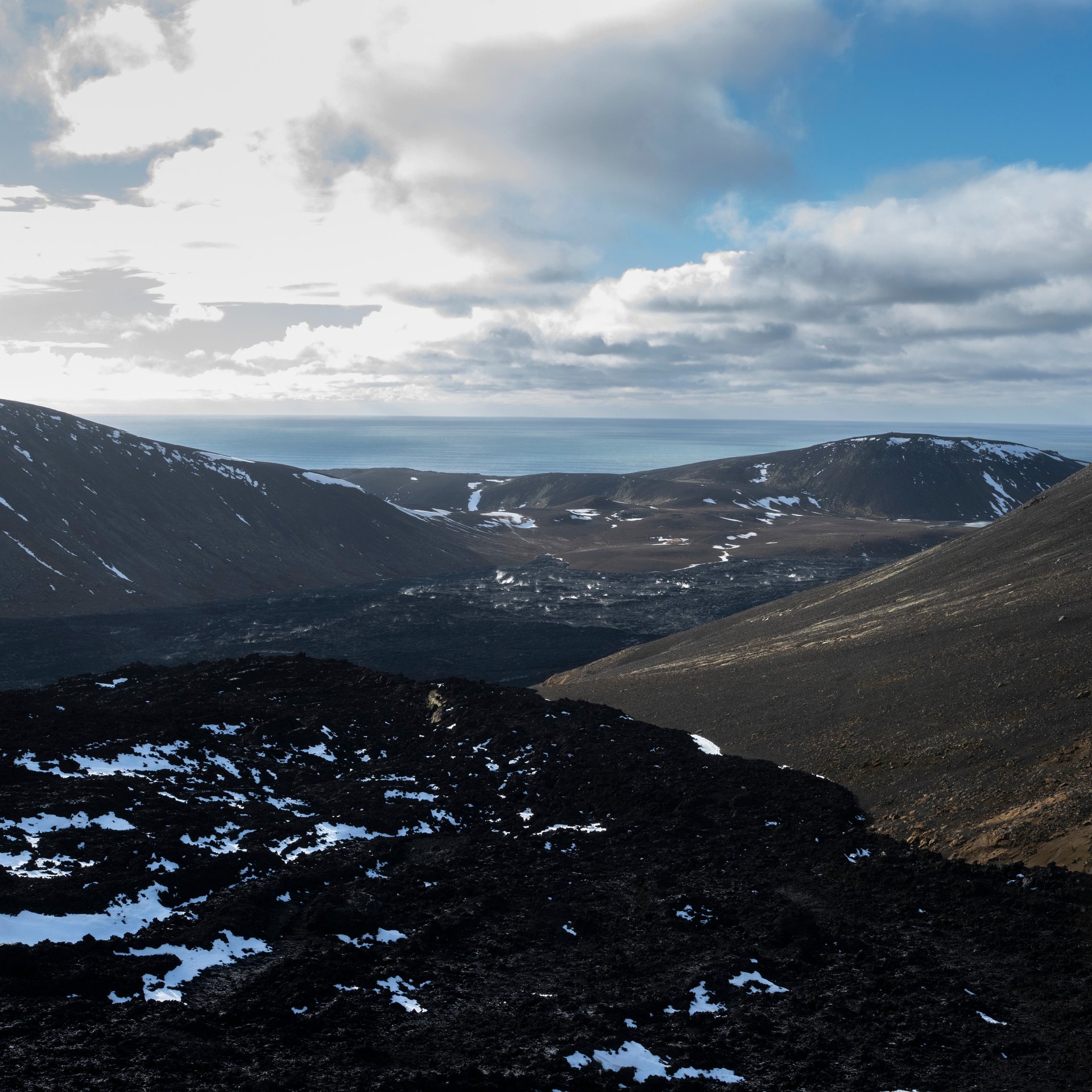 Gros plan sur les formations de roche volcanique au Fagradalsfjall