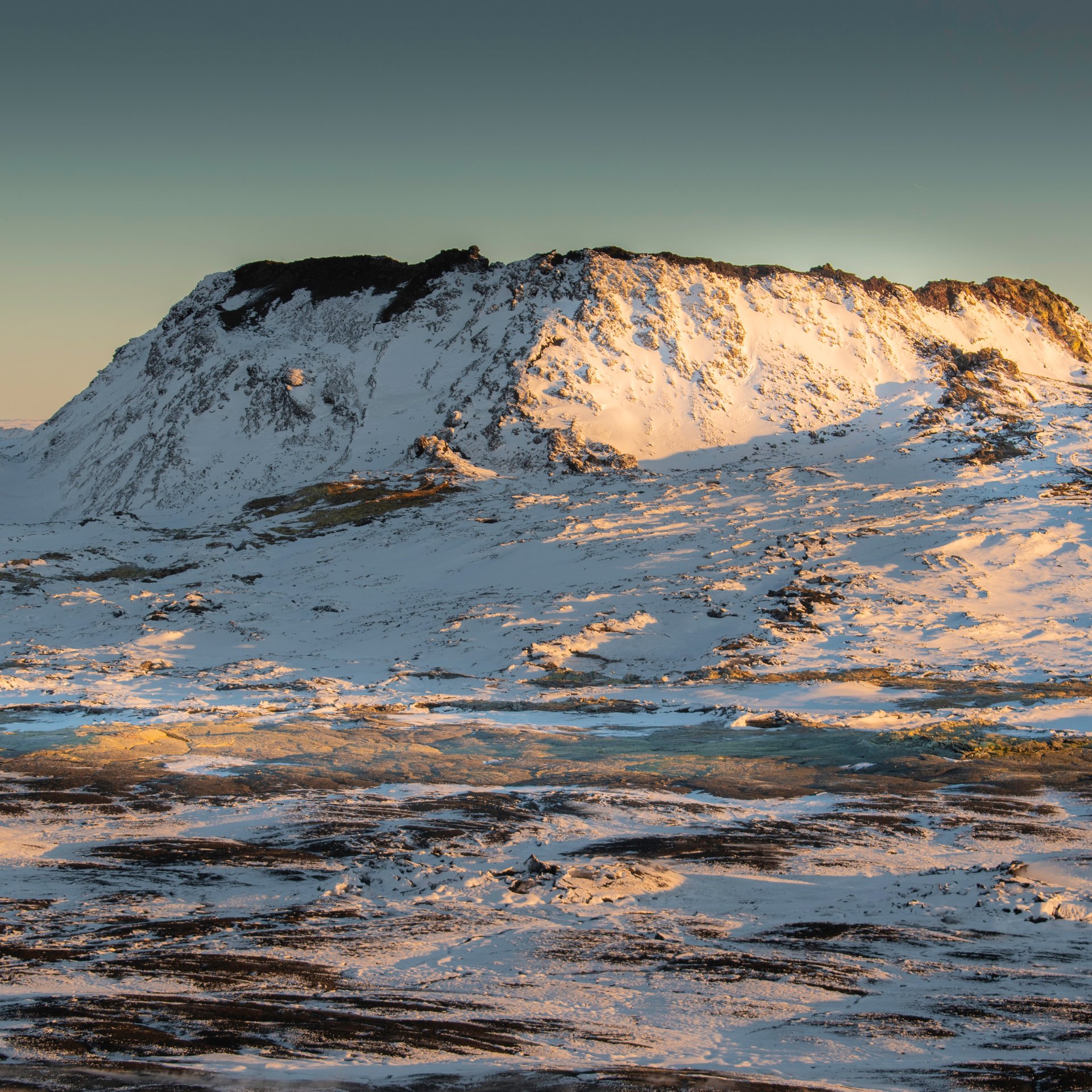 Randonneurs sur la crête surplombant les champs de lave du Fagradalsfjall