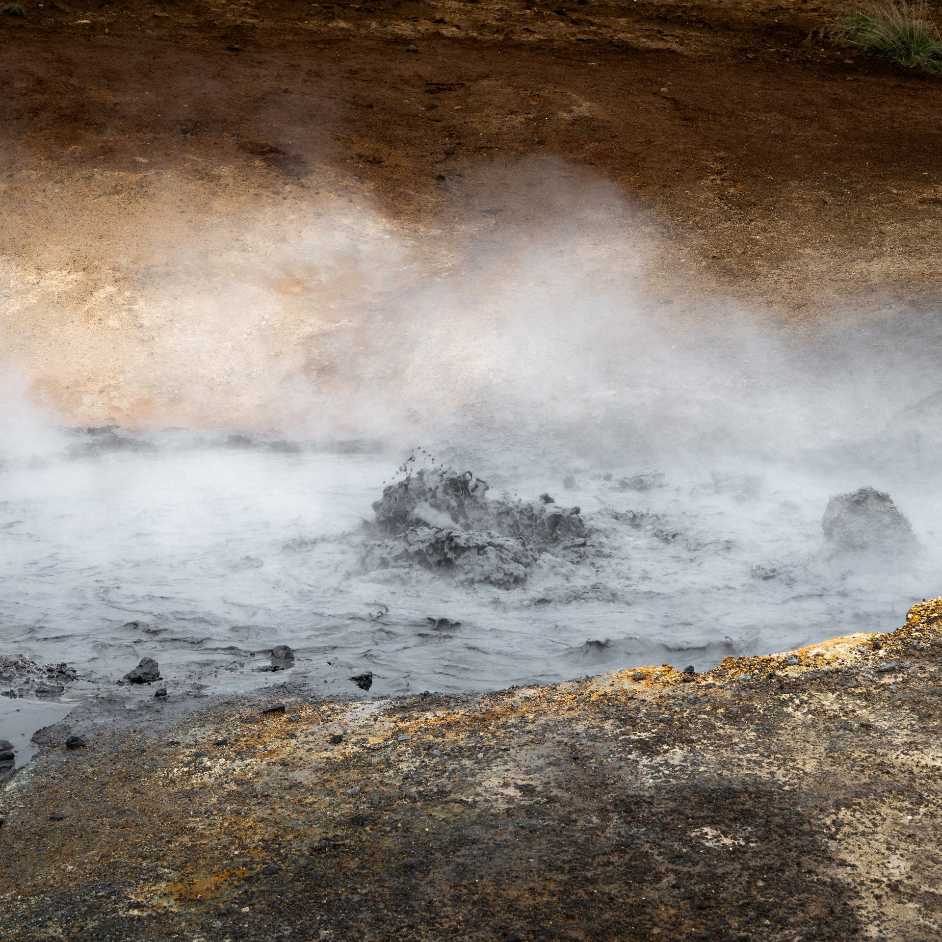 Zone géothermique de Seltún avec couleurs minérales vives