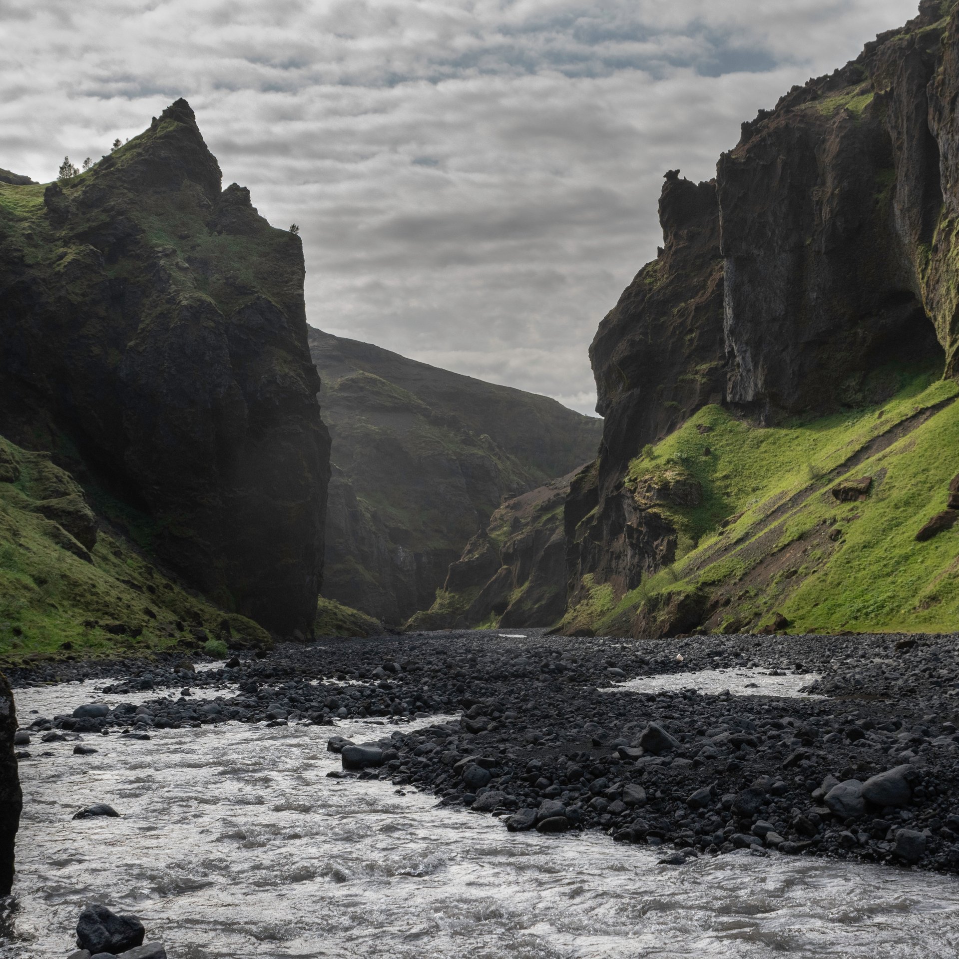 Panoramic view from Valahnúkur summit with glaciers and valleys