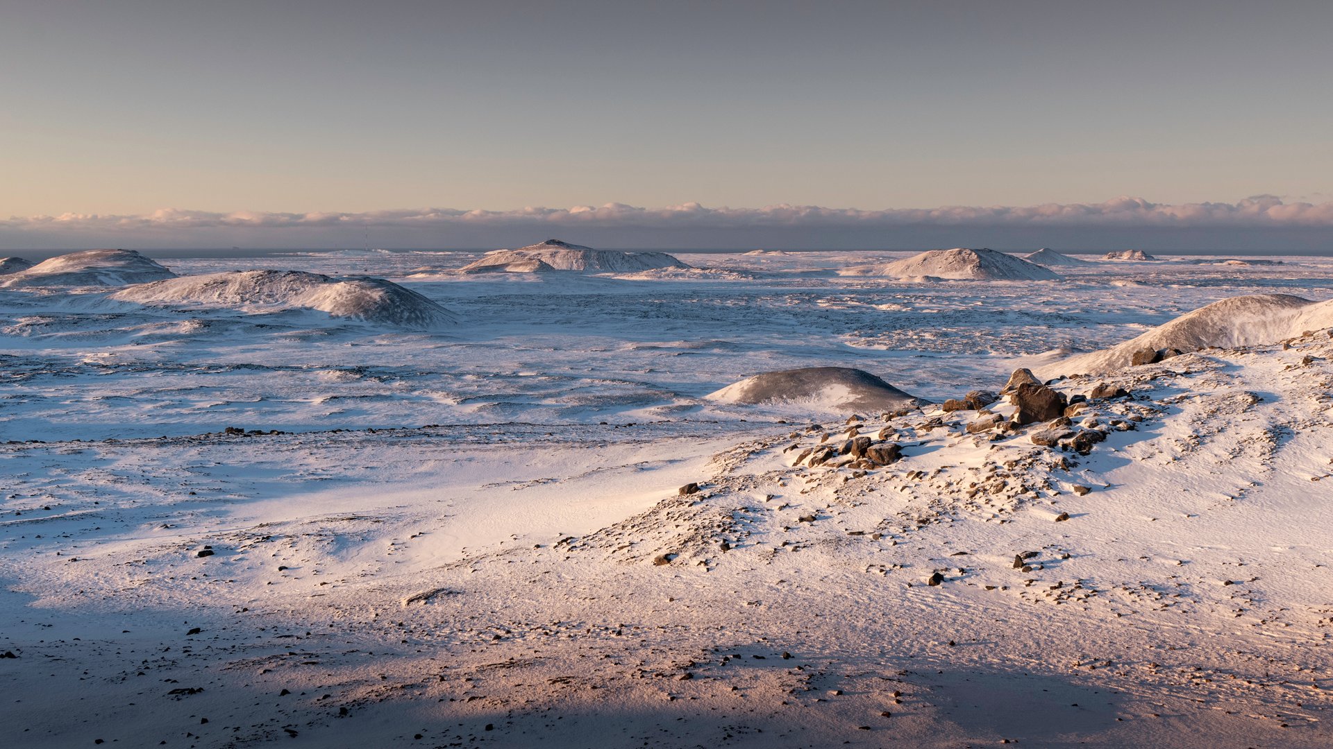 Paysage volcanique de la péninsule de Reykjanes avec randonneurs sur le sentier du Fagradalsfjall