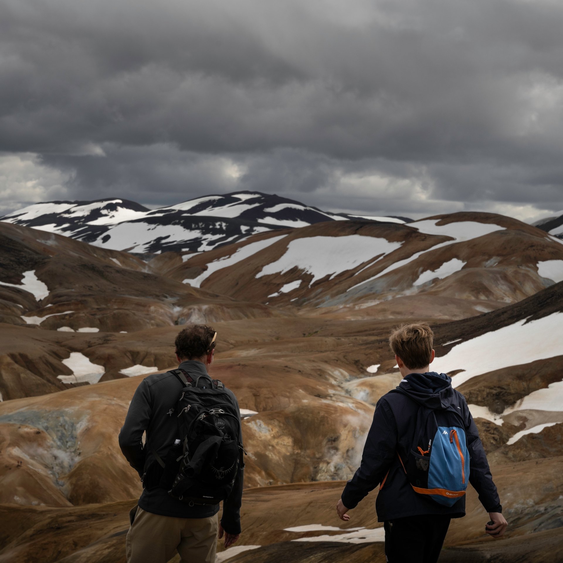 Randonnée hautes terres Kerlingarfjöll vers vallée géothermique Hveradalir avec montagnes rhyolite colorées