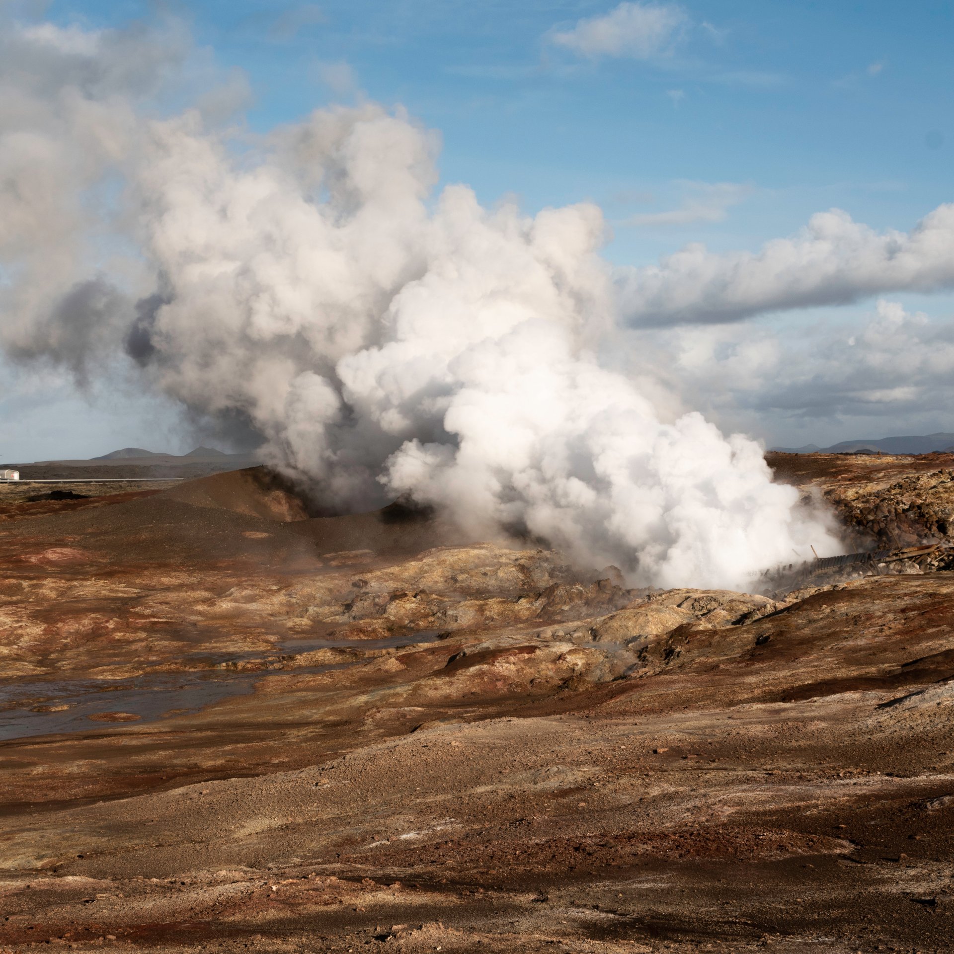 Puissantes colonnes de vapeur s'élevant des sources chaudes de Gunnuhver sur la péninsule de Reykjanes