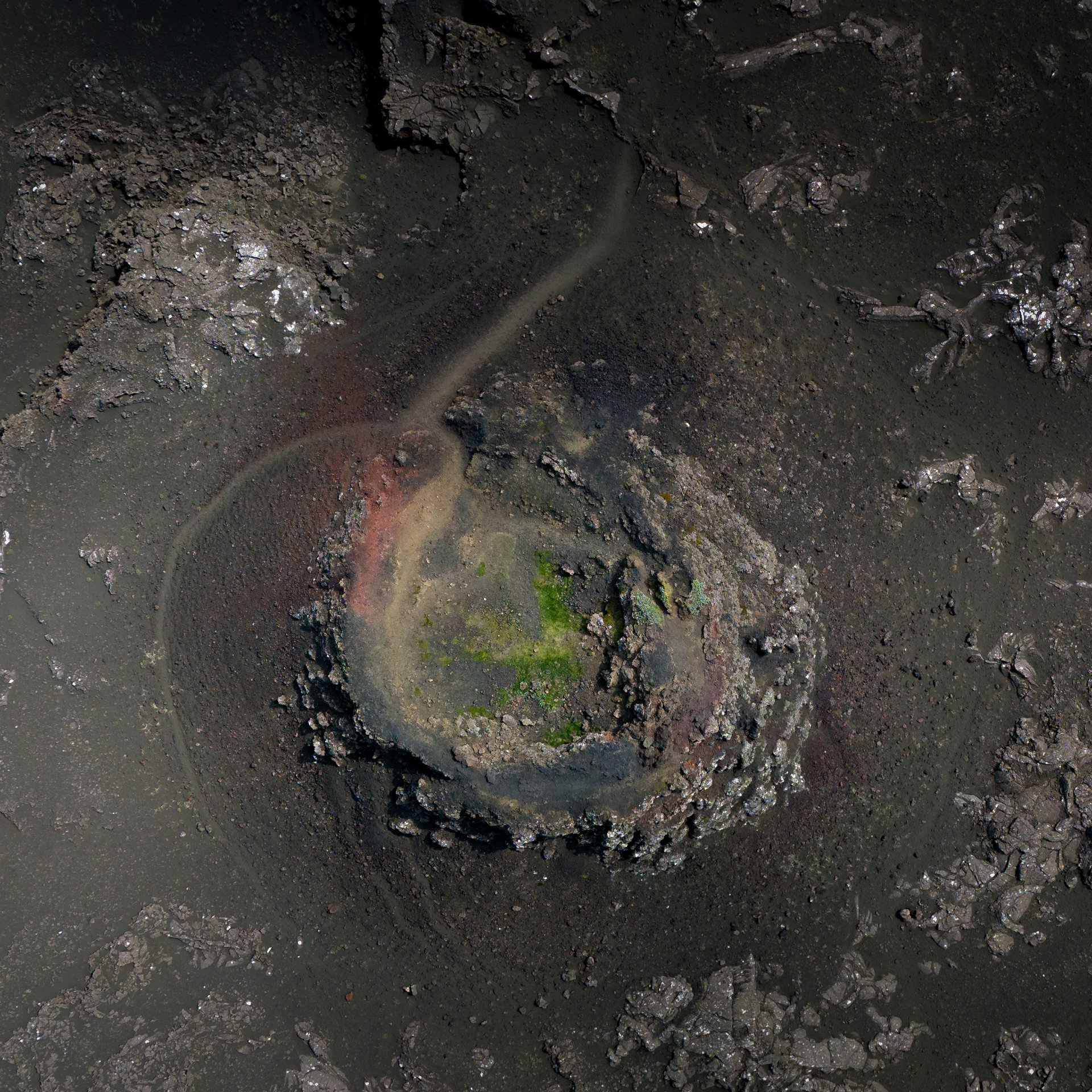 Cratères volcaniques Stampar préservés montrant les formations géologiques sur Reykjanes