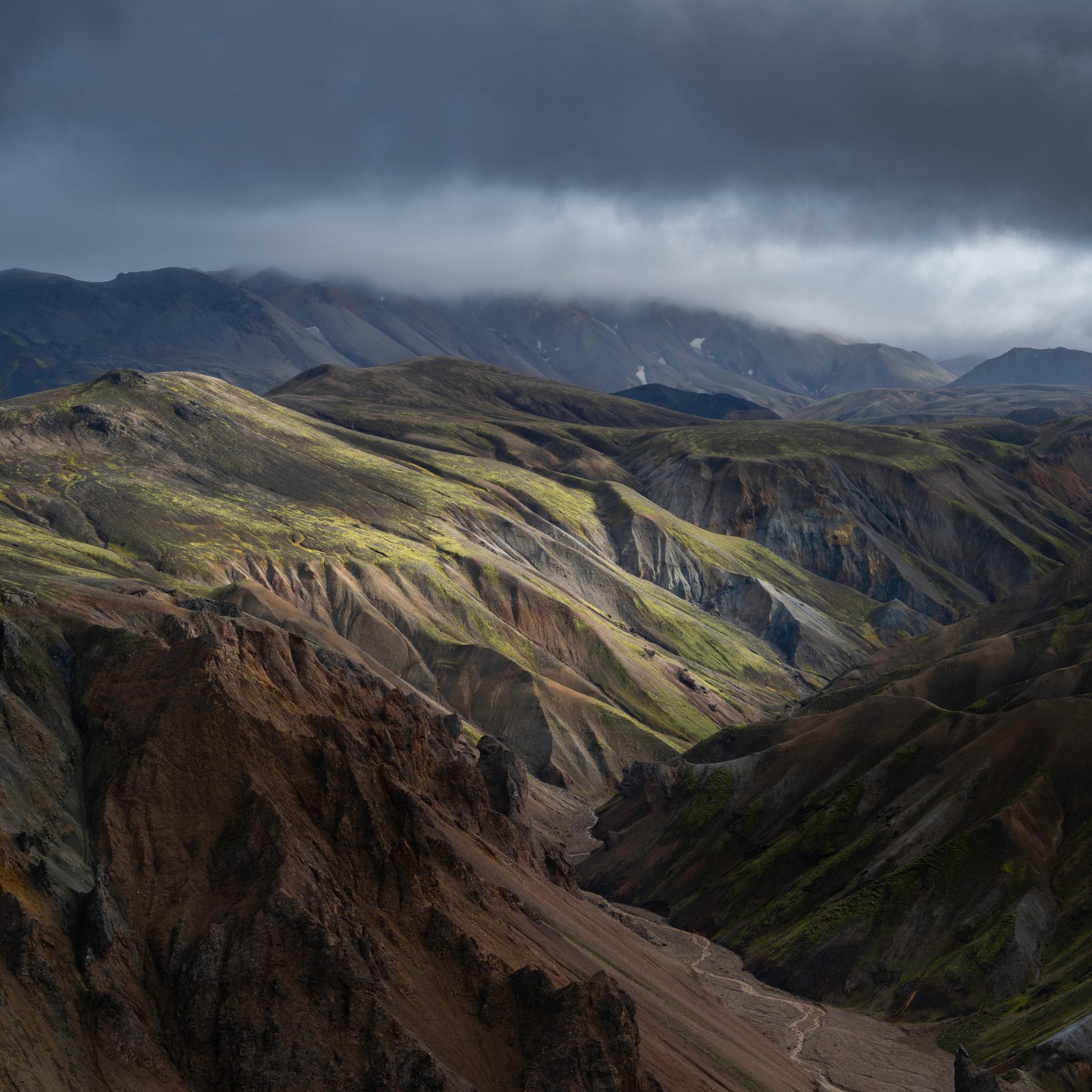Montagnes arc-en-ciel de Landmannalaugar avec zones géothermiques