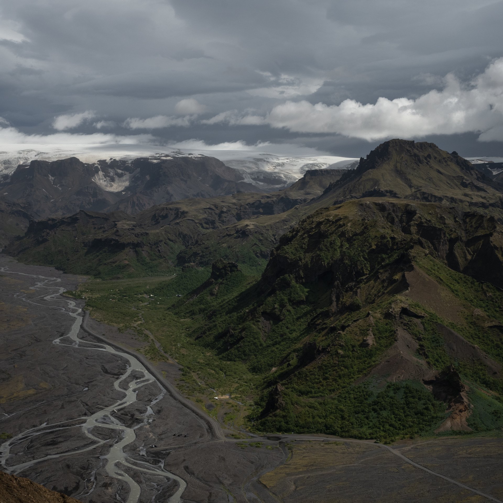 Spectacular 360-degree view from Valahnúkur summit over Þórsmörk valley and glacial landscape