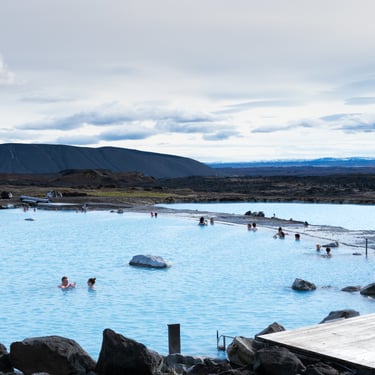 Canyon fer à cheval Ásbyrgi avec végétation luxuriante et falaises