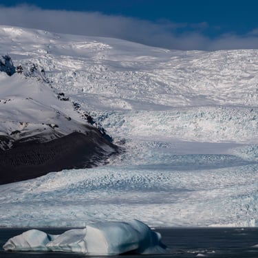 Hveradalir vallée géothermique avec sources chaudes fumantes et couleurs vibrantes