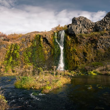 Parois couvertes de mousse du canyon de Nauthúsagíl
