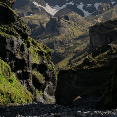 Sentier de randonnée sur le bord du cratère de Laki