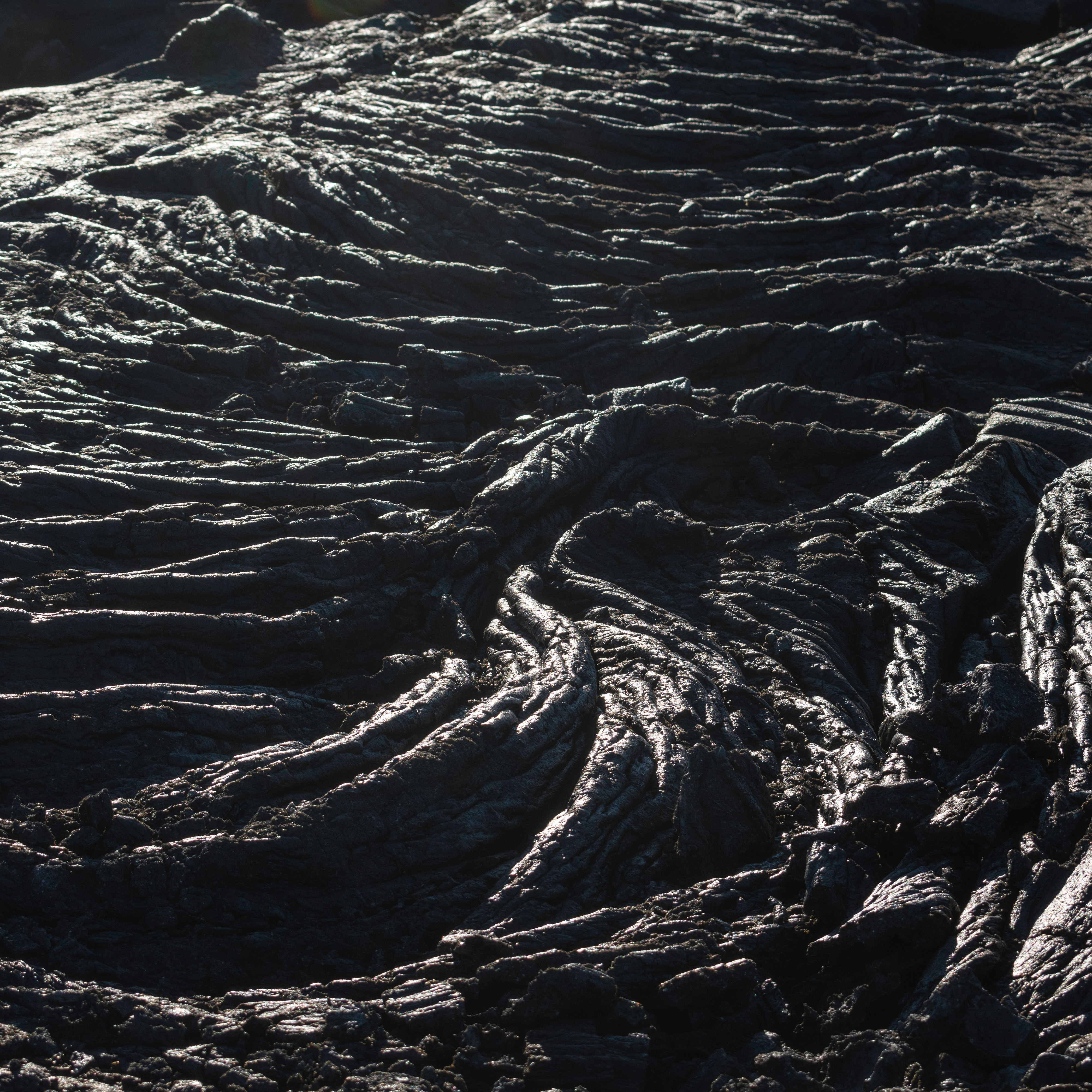 Randonneurs sur le sentier du Fagradalsfjall surplombant les champs de lave de l'éruption 2021